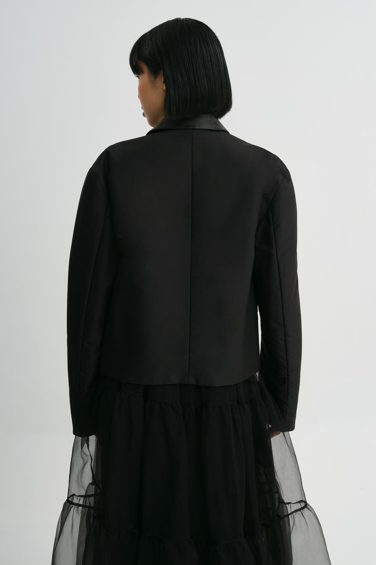 SİYAH YAKASI DERİ GÜL APLİKELİ KISA CEKET - MiiN