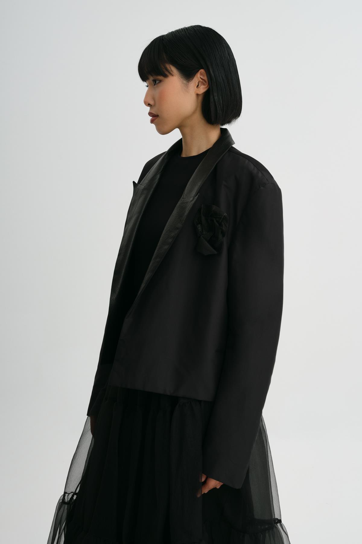 SİYAH YAKASI DERİ GÜL APLİKELİ KISA CEKET - MiiN