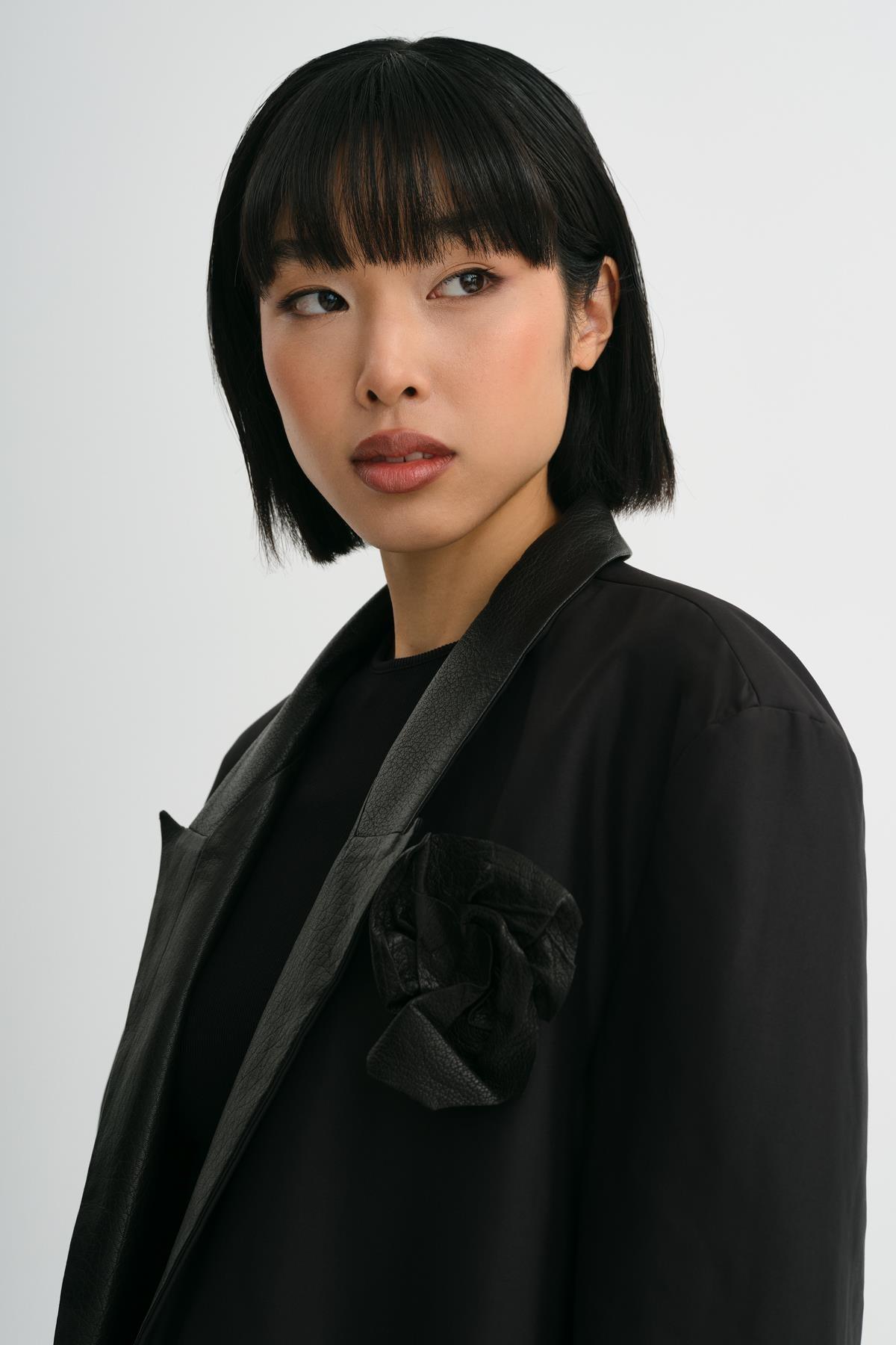 SİYAH YAKASI DERİ GÜL APLİKELİ KISA CEKET - MiiN