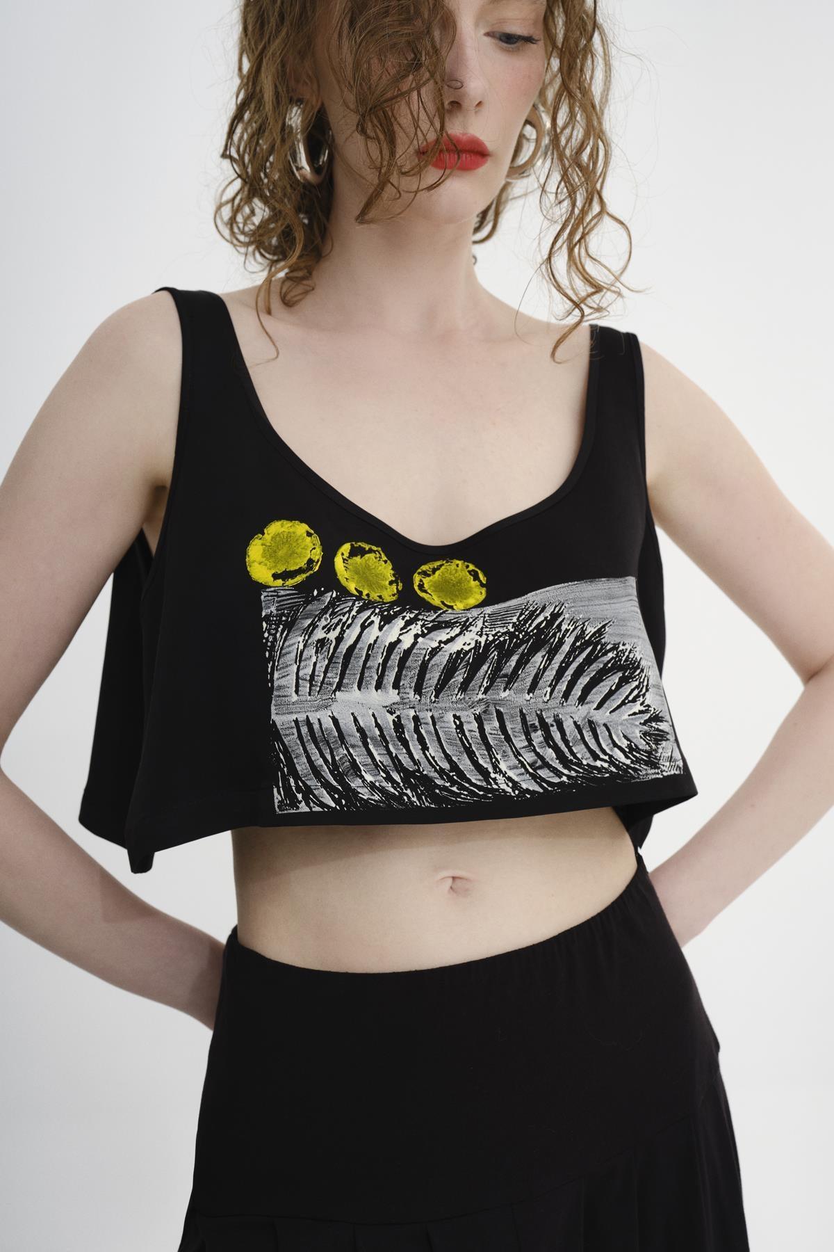 SİYAH YAPRAK BASKILI ASKILI CROP TOP - MİİN