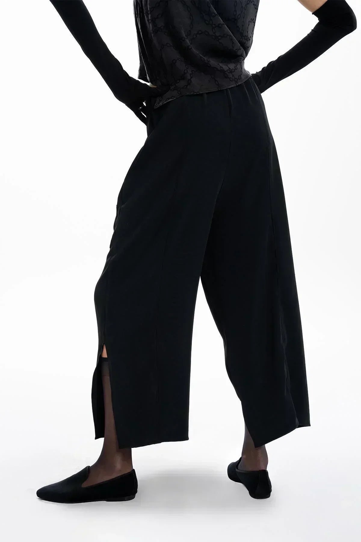 SİYAH YIRTMAÇ DETAYLI BOL PAÇA PANTOLON