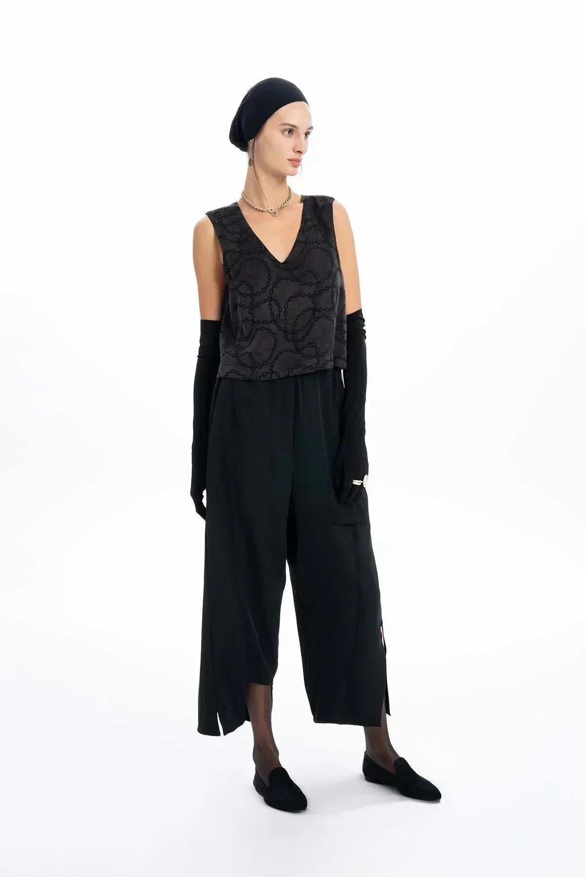 SİYAH YIRTMAÇ DETAYLI BOL PAÇA PANTOLON