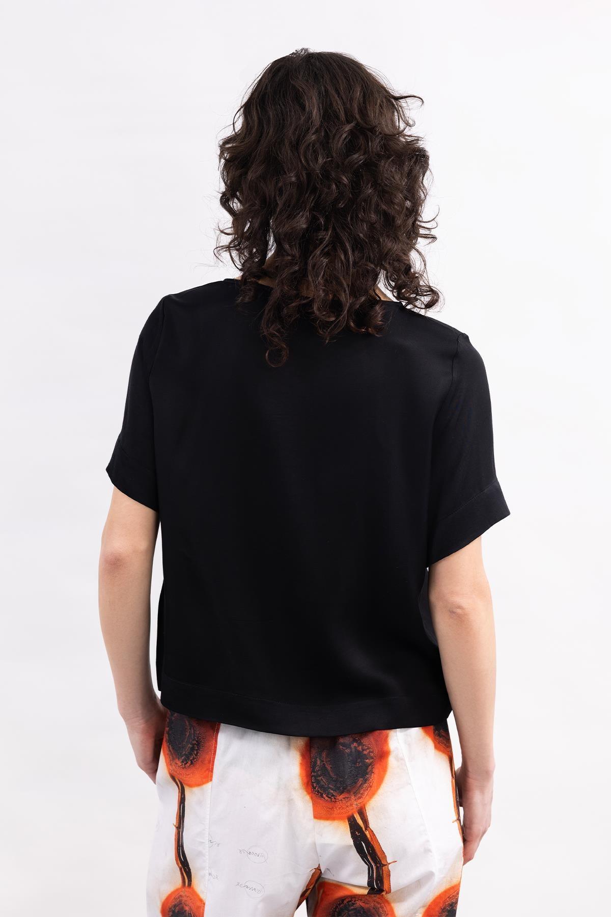 SİYAH KISA KOLLU OYUK YAKA SATEN TOP - MiiN