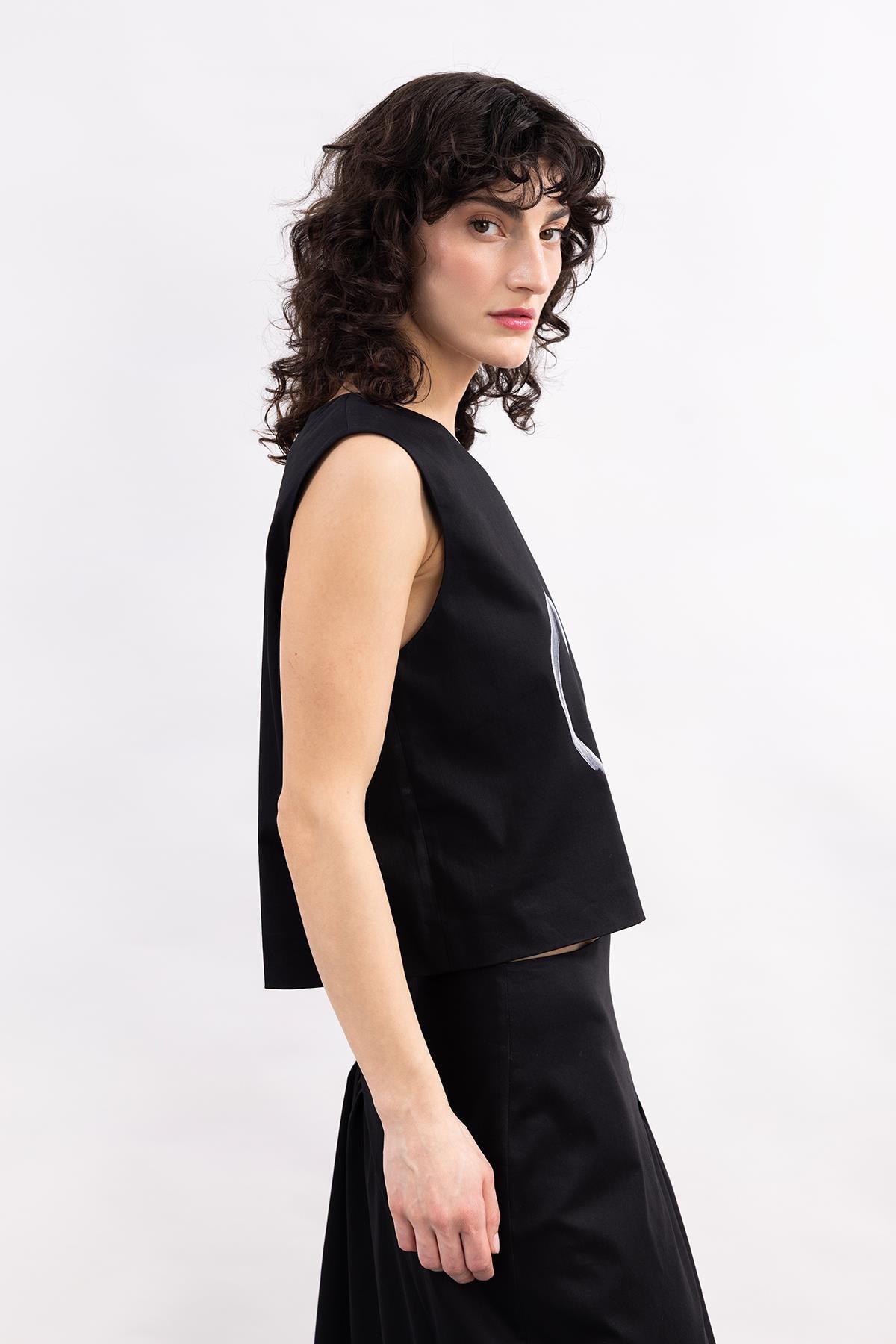 SİYAH KOLSUZ ÖNÜ DAİRE DESEN EL BOYAMASI SATEN TOP - MiiN