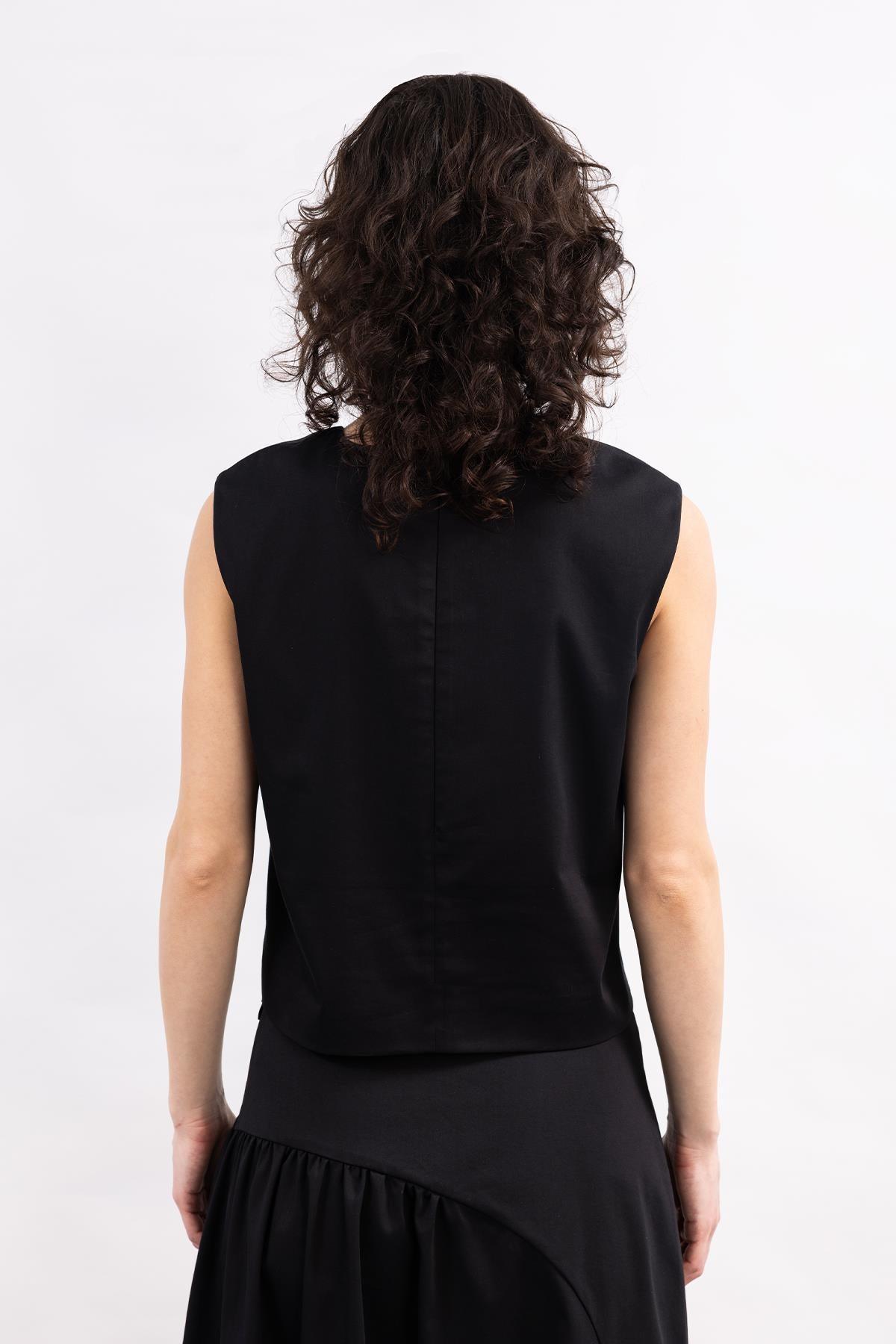 SİYAH KOLSUZ ÖNÜ DAİRE DESEN EL BOYAMASI SATEN TOP - MiiN