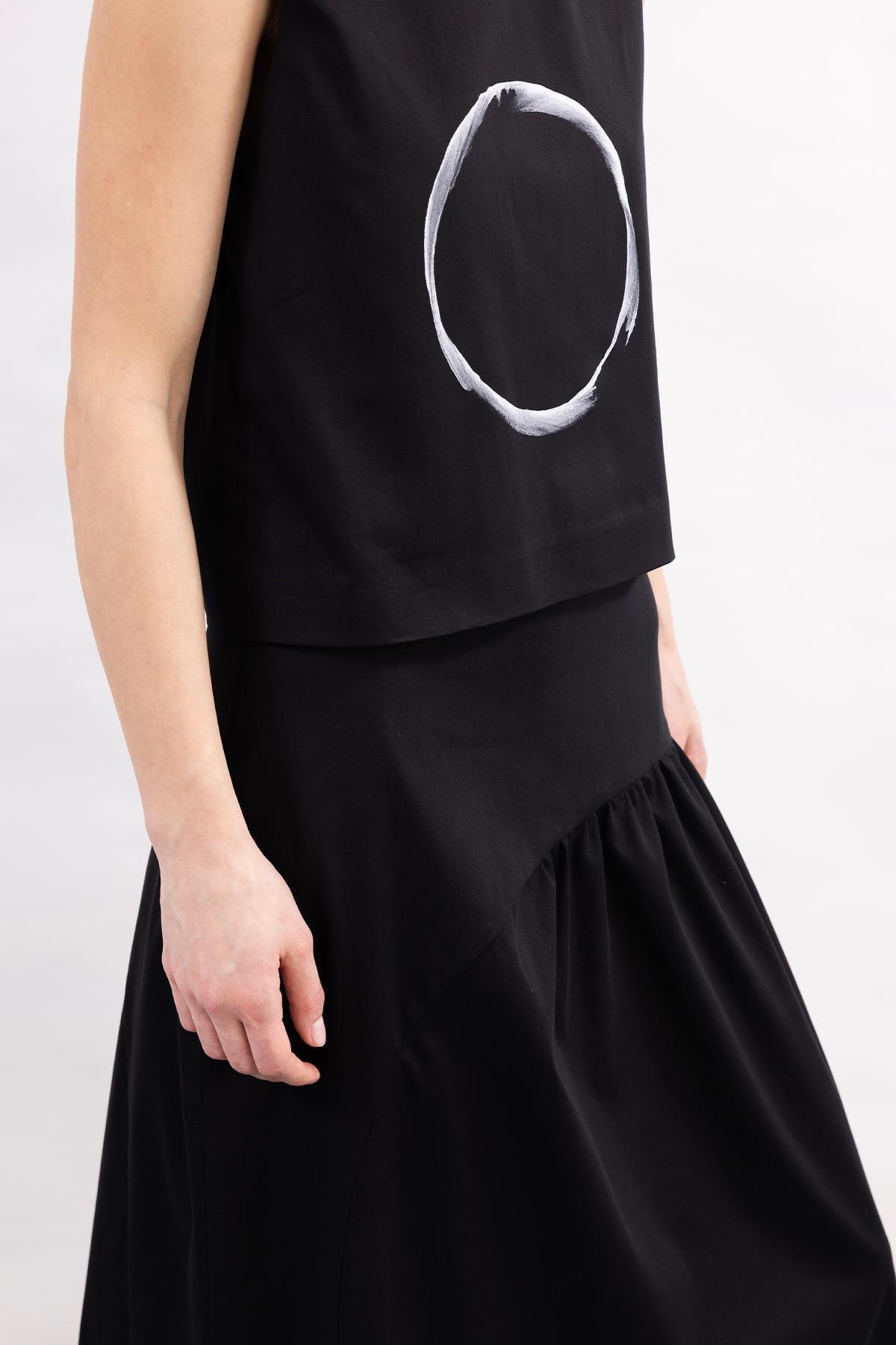 SİYAH KOLSUZ ÖNÜ DAİRE DESEN EL BOYAMASI SATEN TOP - MiiN