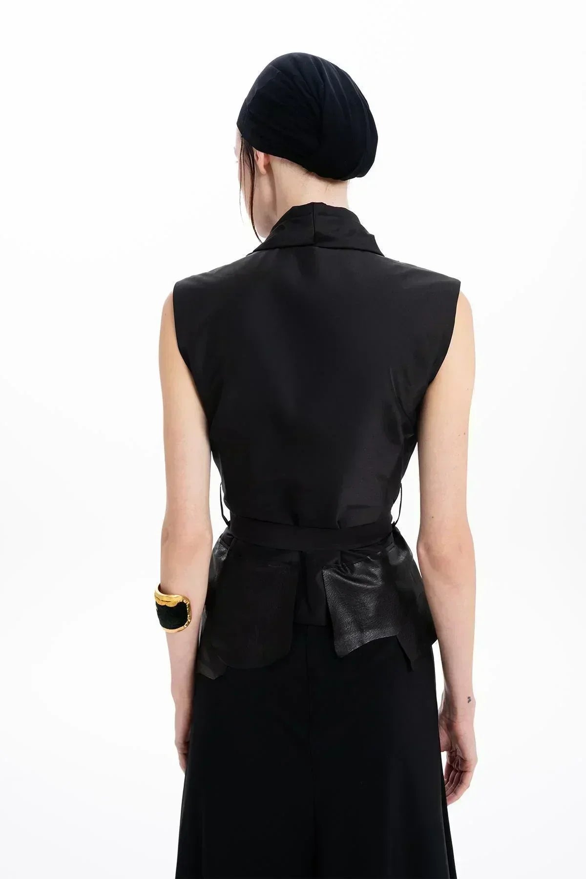 SİYAH DERİ DETAYLI KUŞAKLI TAFTA YELEK