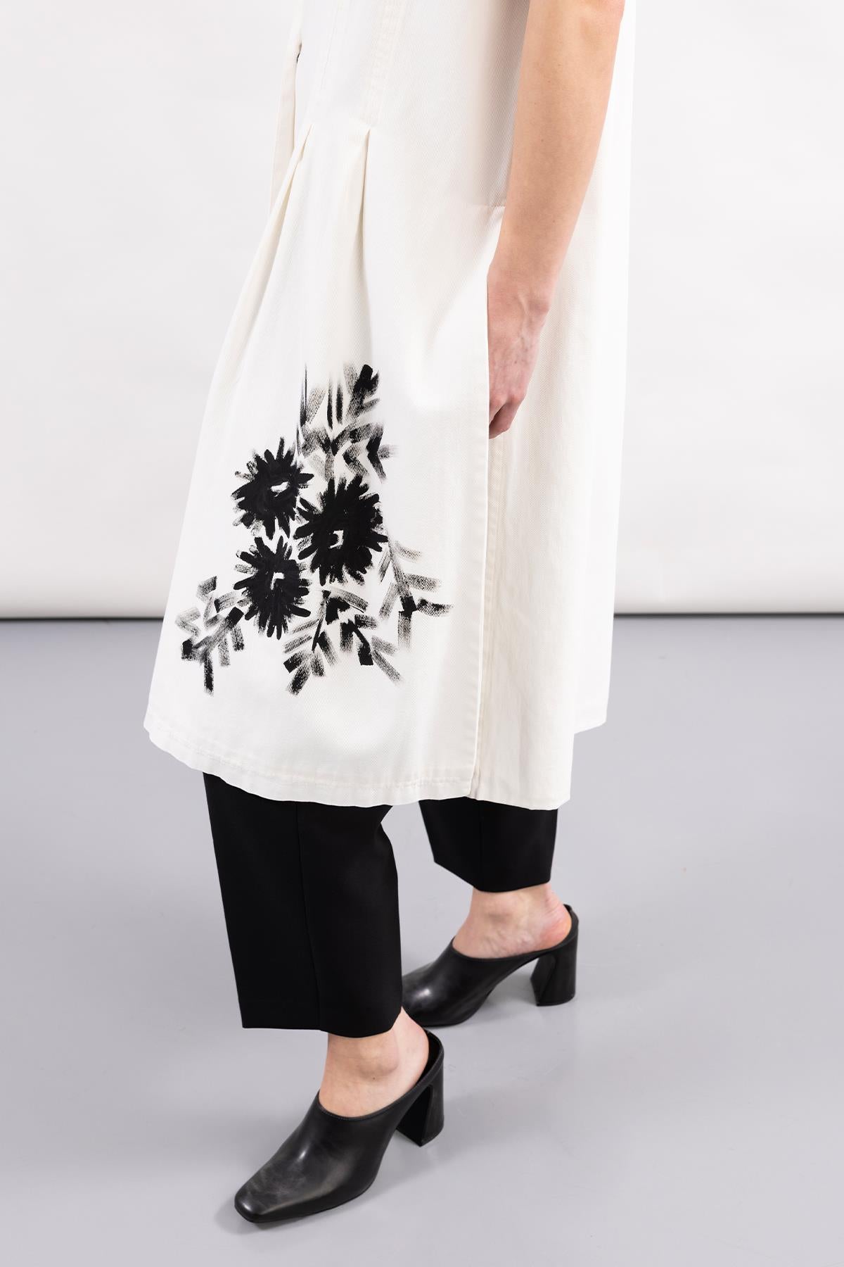 WHITE HAND EMBROIDERED FLORAL PATTERN HAND PAINTED GABARDINE VEST