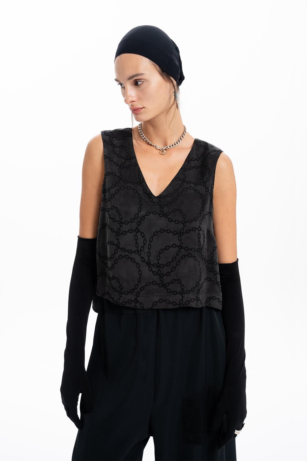 BLACK CHAIN PATTERNED SLEEVELESS BLOUSE