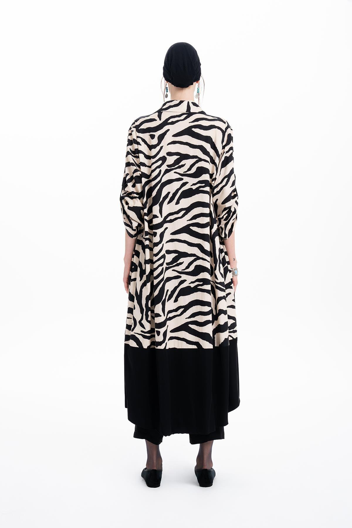 BLACK BEIGE ZEBRA PATTERNED LONG OVERSIZED CAPE