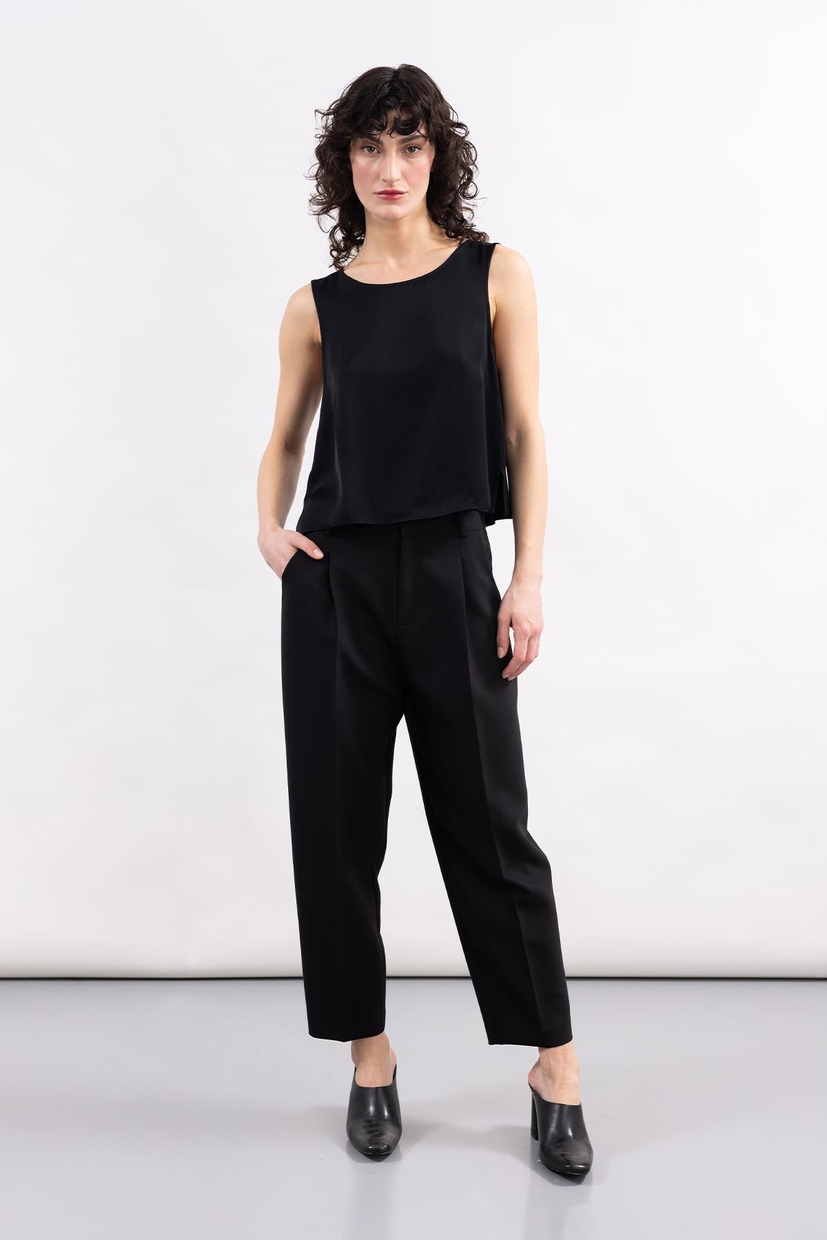 BLACK WOVEN FABRIC POCKET PLEATED TROUSERS