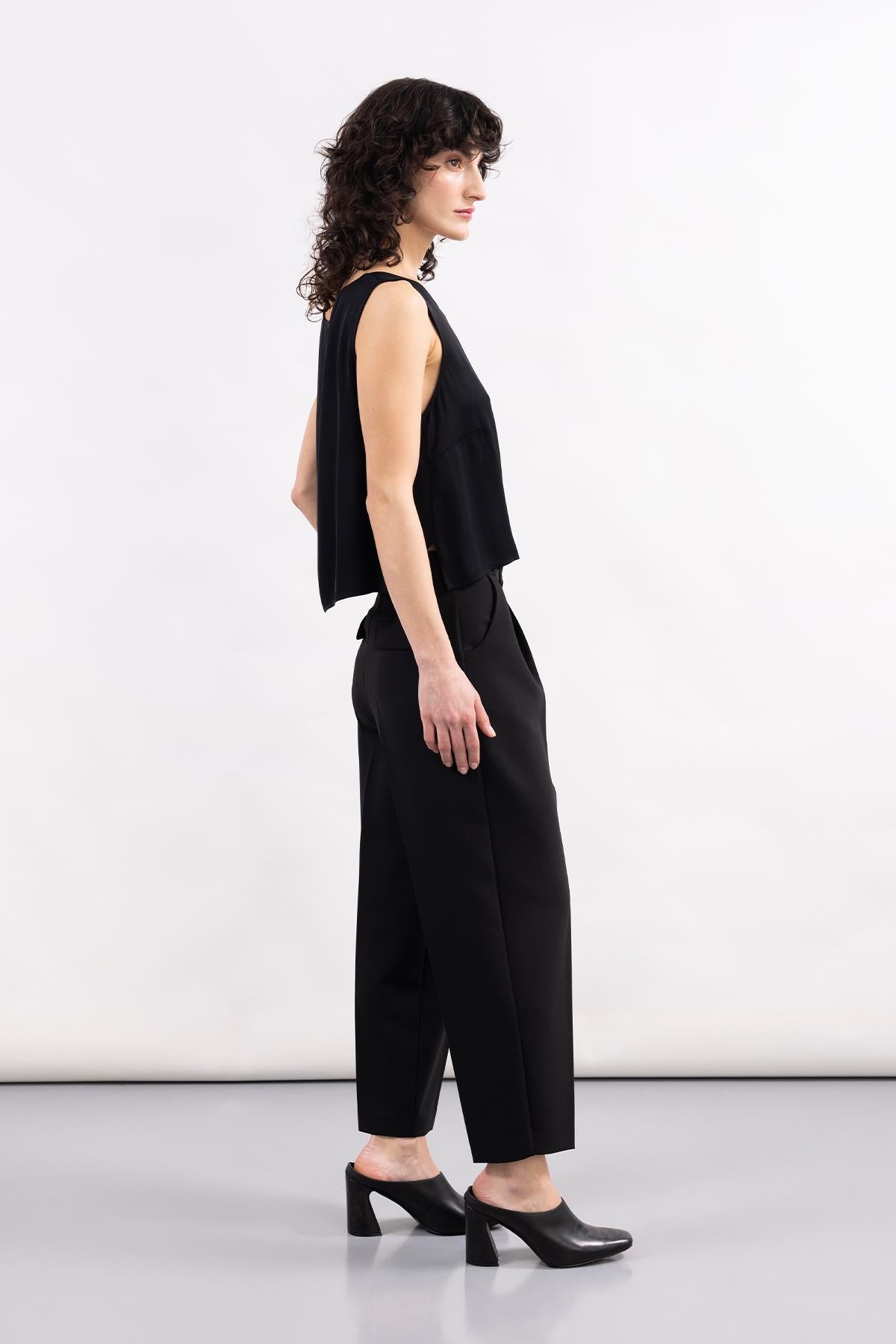 BLACK WOVEN FABRIC POCKET PLEATED TROUSERS