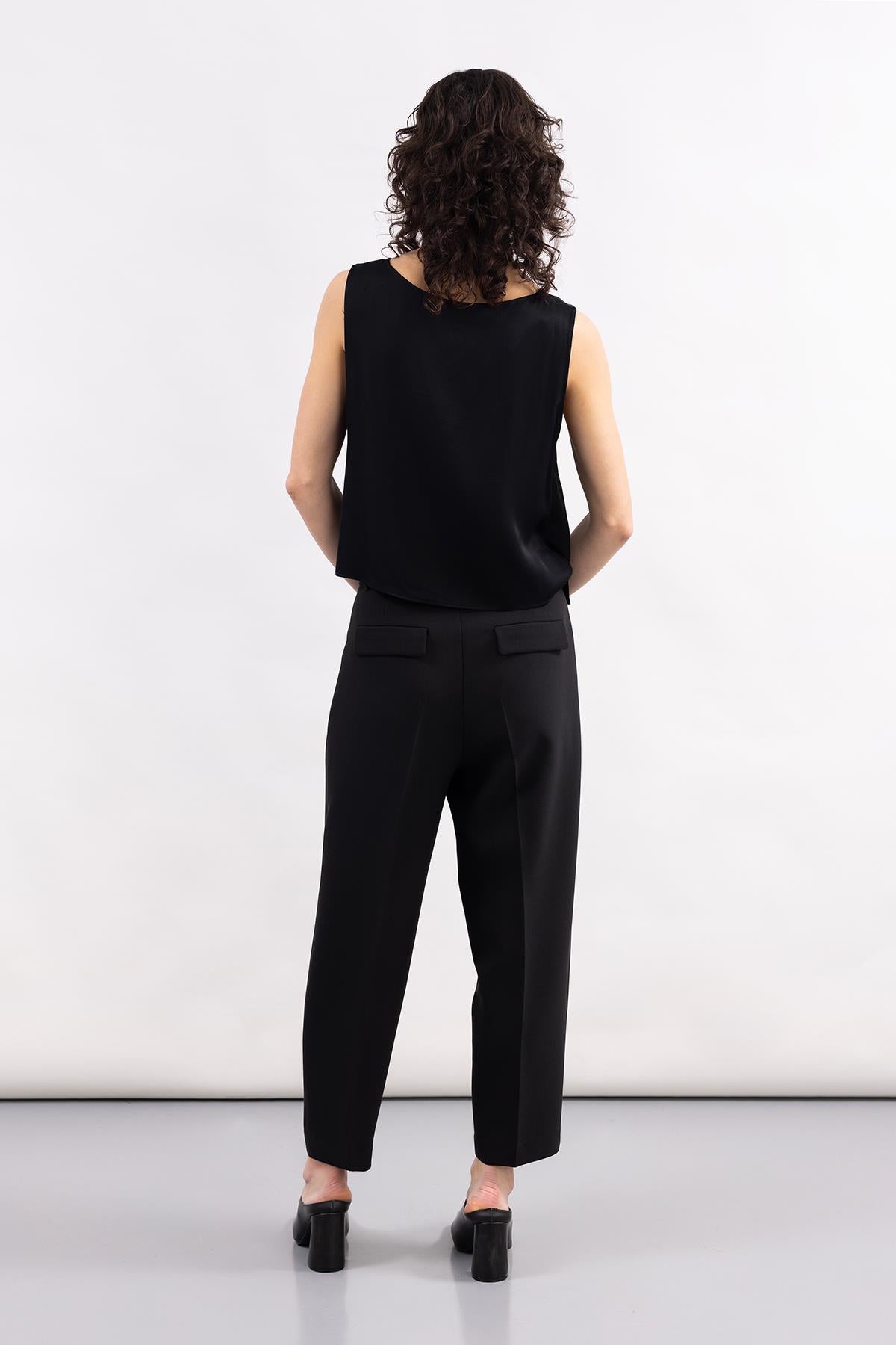 BLACK WOVEN FABRIC POCKET PLEATED TROUSERS