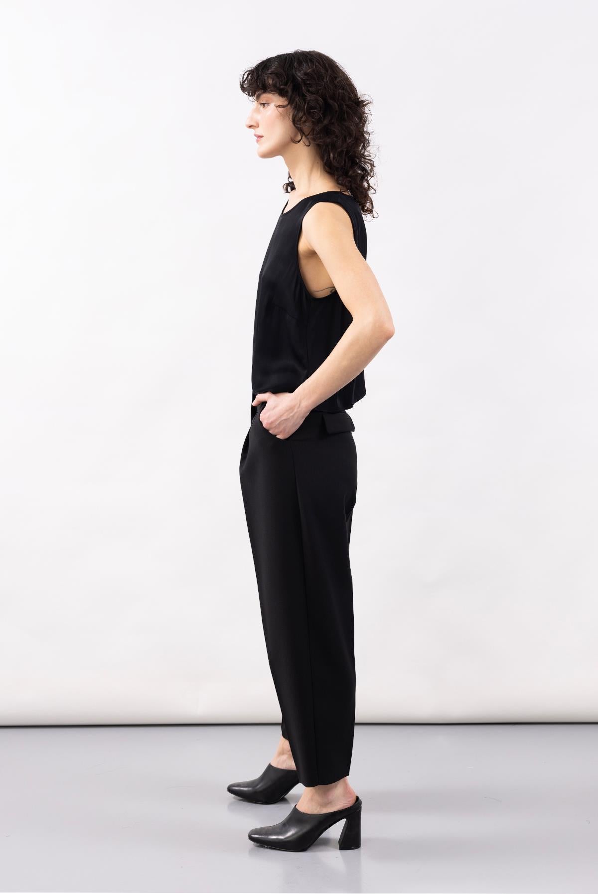 BLACK WOVEN FABRIC POCKET PLEATED TROUSERS