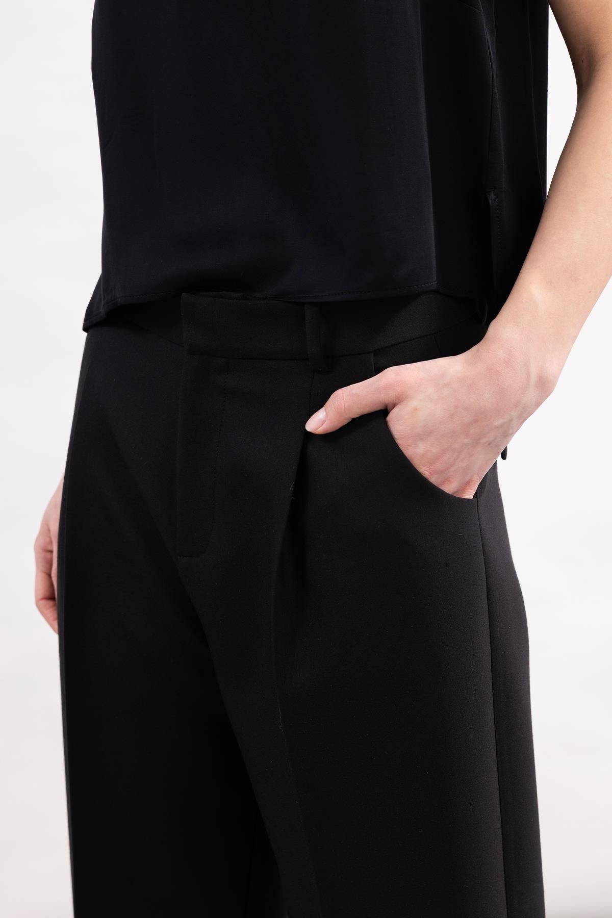 BLACK WOVEN FABRIC POCKET PLEATED TROUSERS