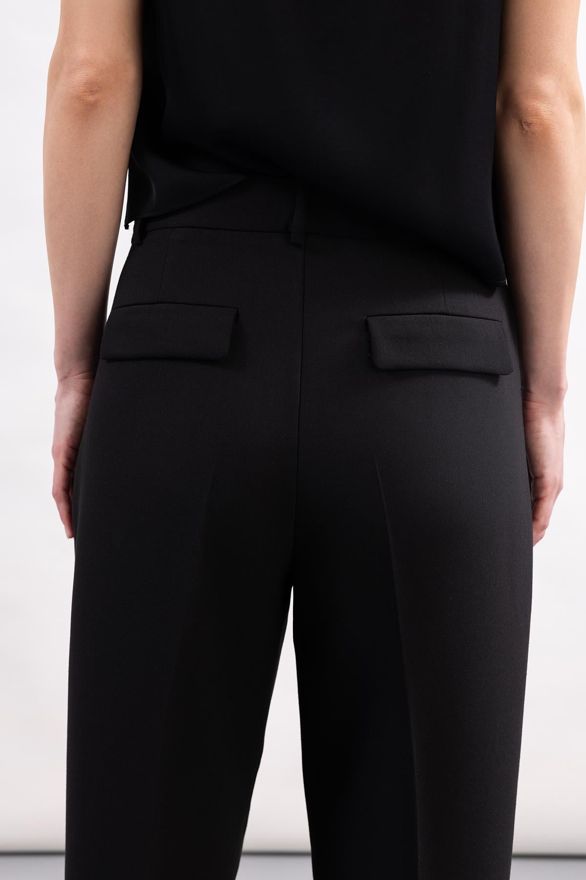 BLACK WOVEN FABRIC POCKET PLEATED TROUSERS