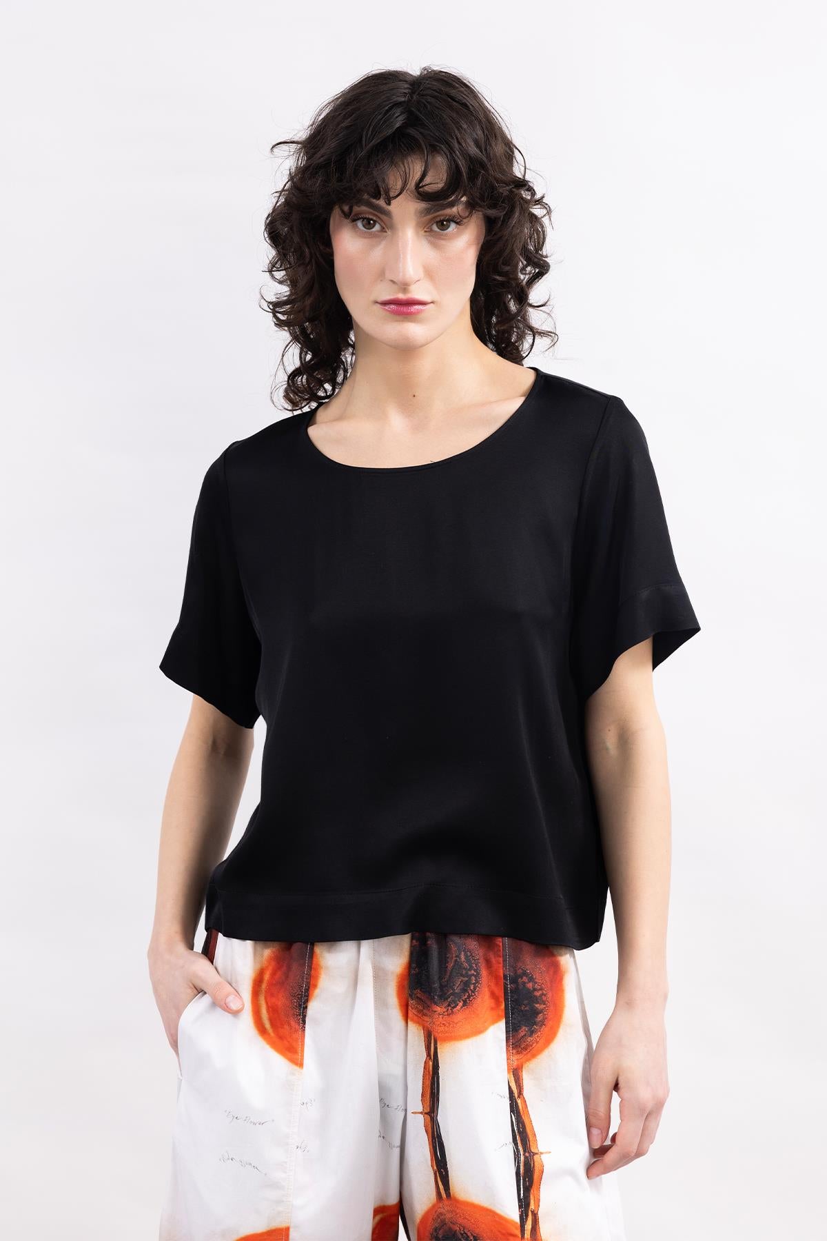 BLACK SHORT SLEEVE SQUARE COLLAR SATIN TOP