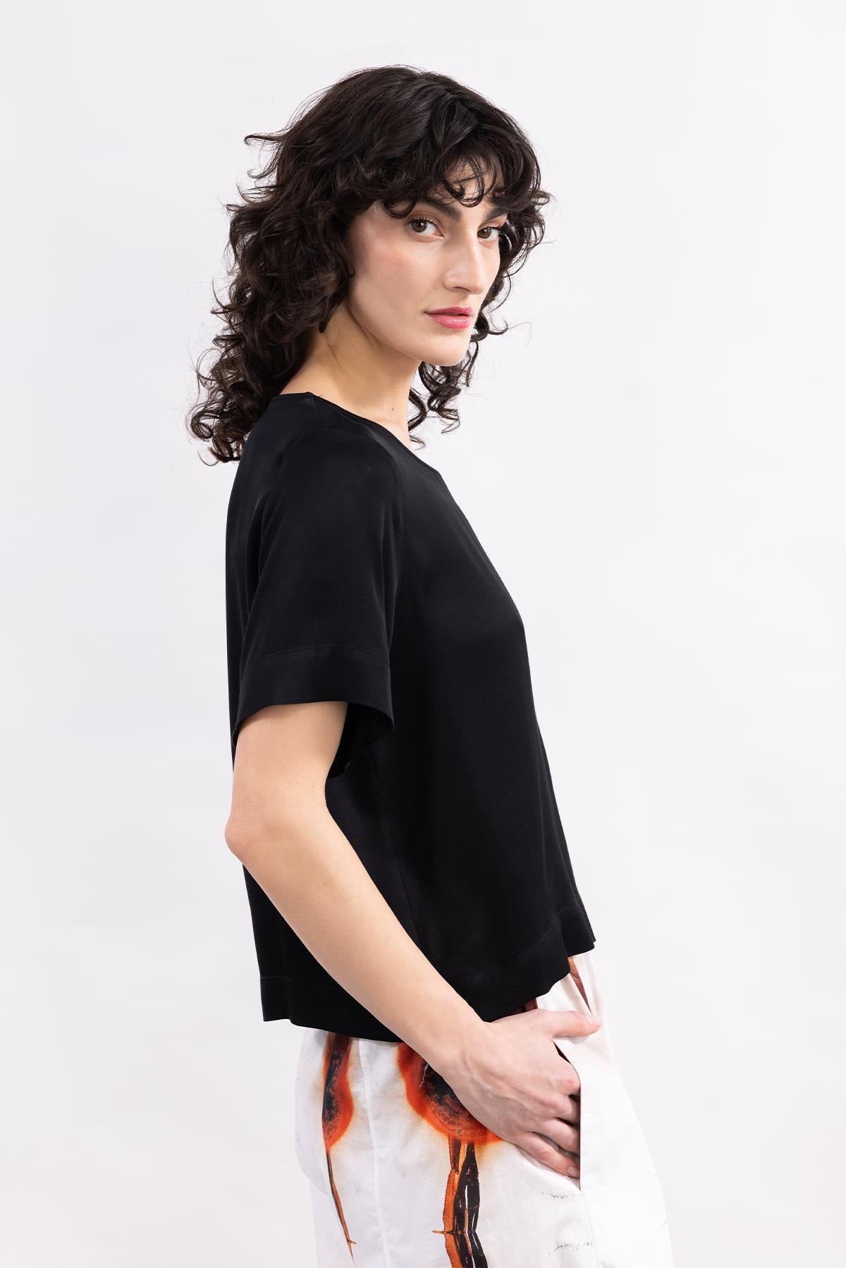 BLACK SHORT SLEEVE SQUARE COLLAR SATIN TOP