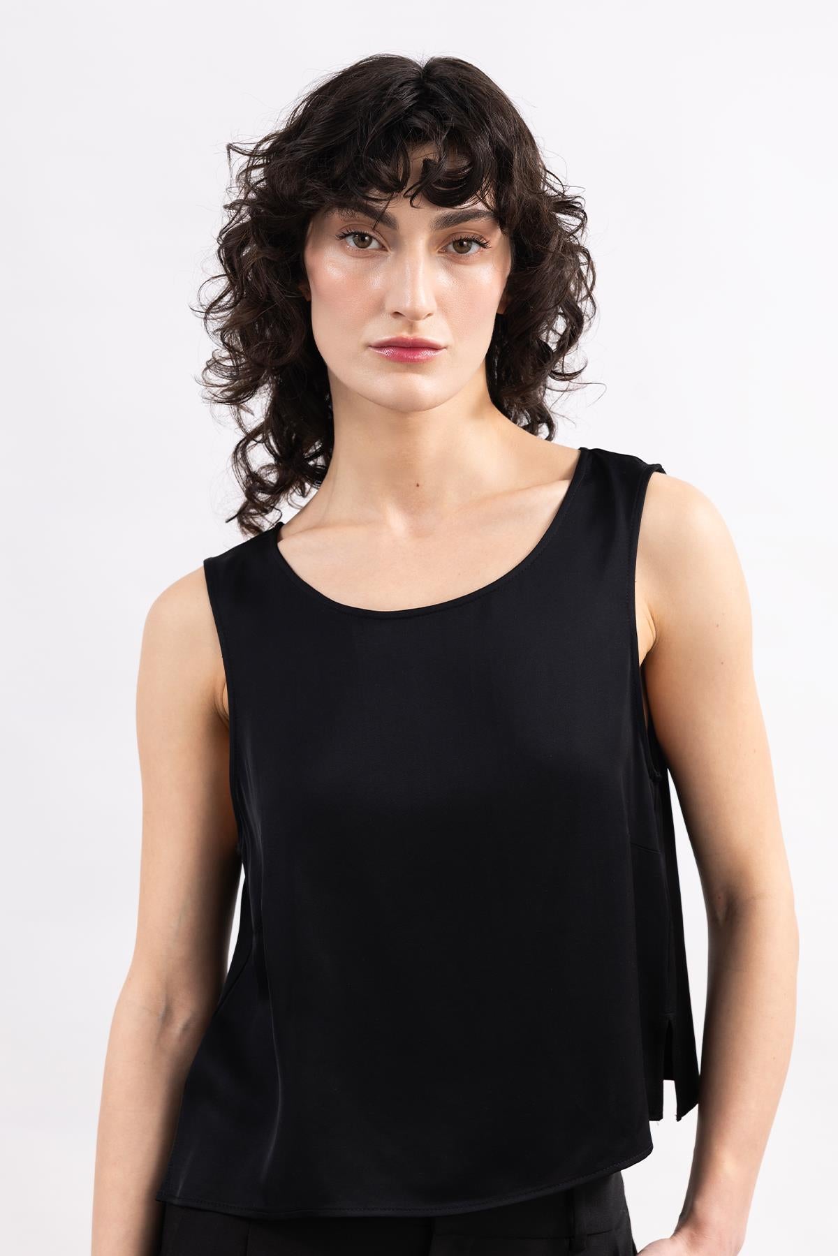 BLACK SLEEVELESS SQUARE COLLAR SATIN TOP