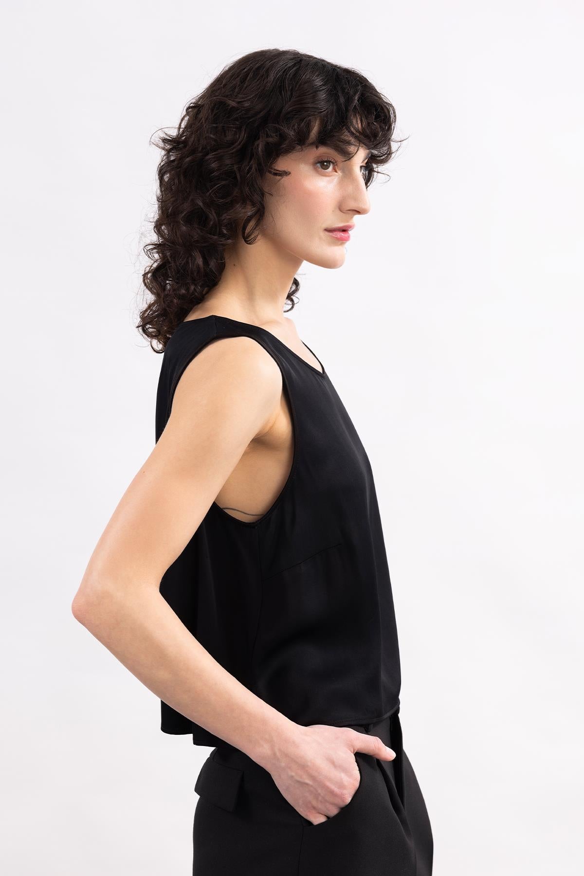 BLACK SLEEVELESS SQUARE COLLAR SATIN TOP