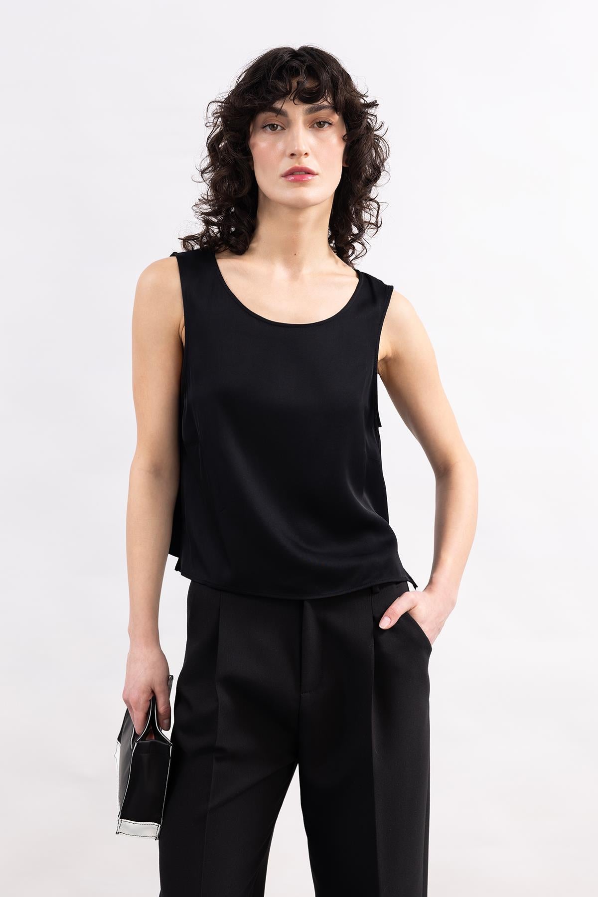 BLACK SLEEVELESS SQUARE COLLAR SATIN TOP